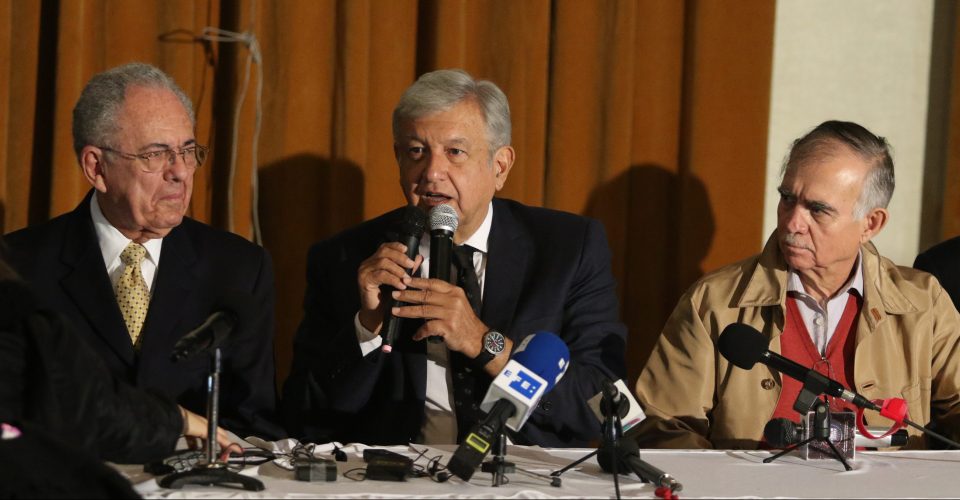 Presenta Obrador dictamen sobre nuevo aeropuerto, habría consulta 