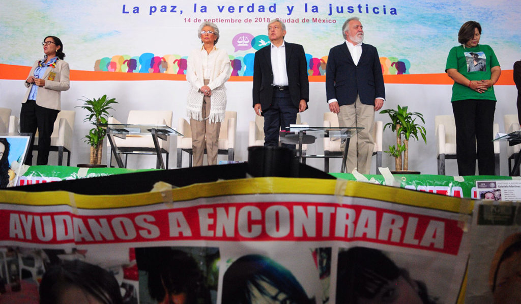 Exigen justicia a López Obrador en Diálogos por la Paz
