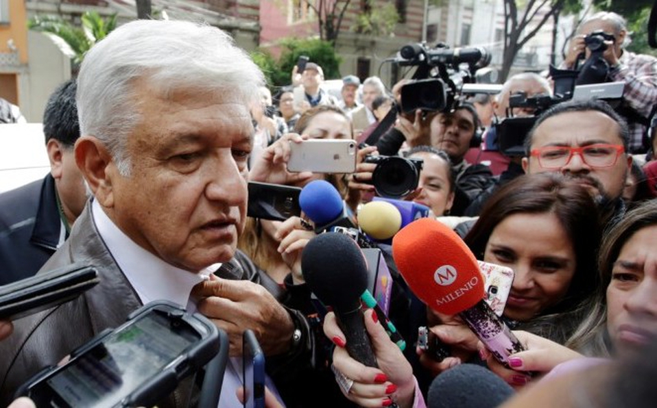 Falta de respeto invadir mi espacio dice reportera sobre beso de Obrador