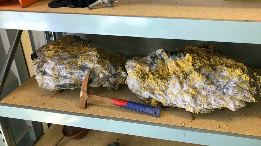 Encuentran dos enormes rocas con oro en Australia, valen cinco mdd