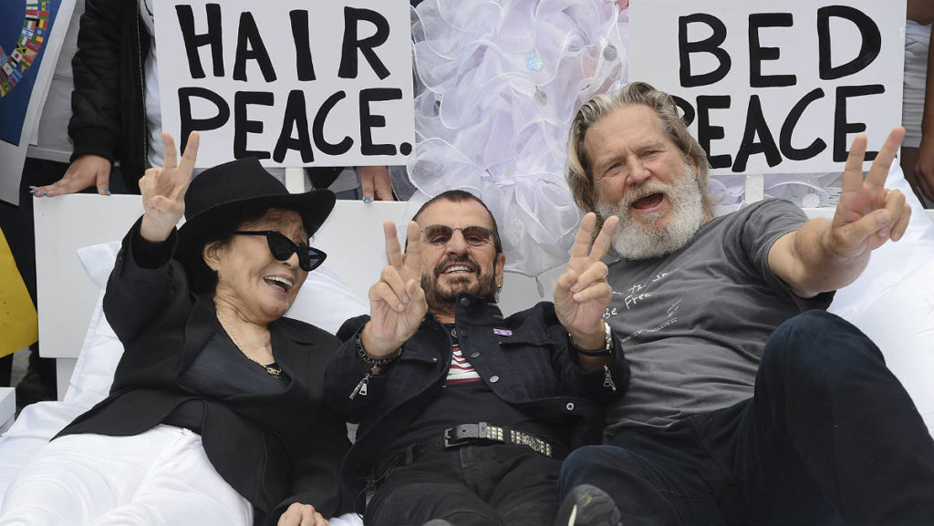 Yoko Ono a la cama con Ringo Starr y Jeff Bridges… por la Paz