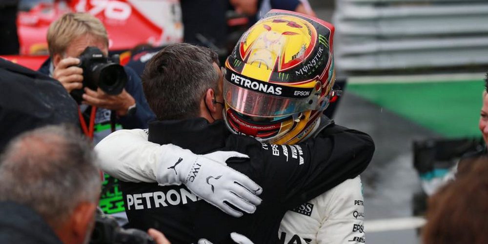 Hamilton gana el Gran Premio de Italia, Checo brilla en Monza
