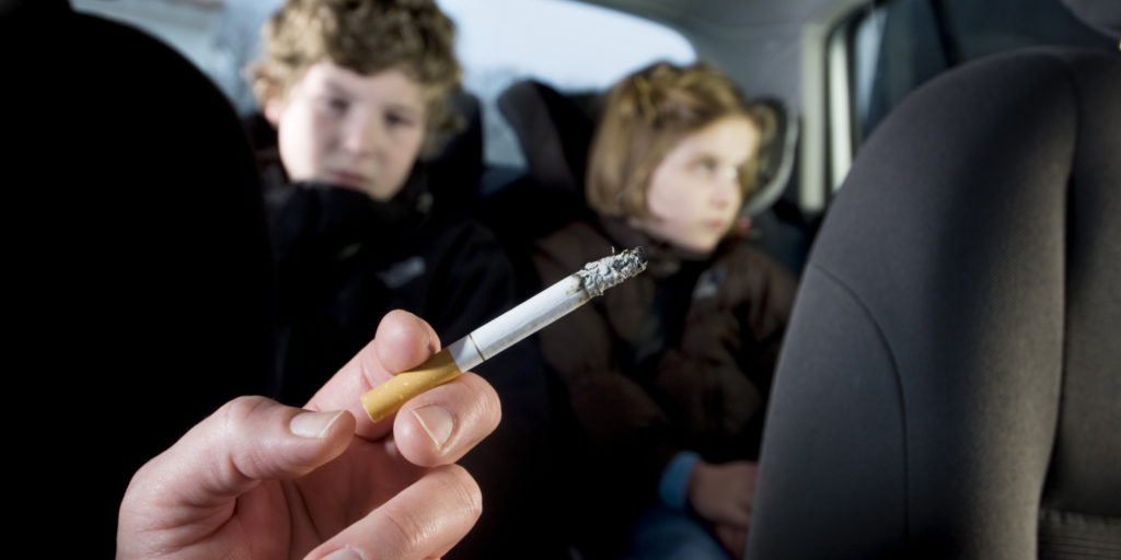 Niños en hogares de fumadores reciben dosis equivalentes a 150 cigarrillos al año