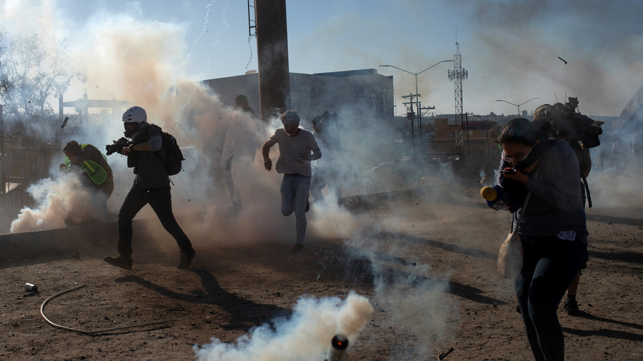 Con gas lacrimógeno y balas de goma contiene Estados Unidos a migrantes ilegales que intentaron cruzan