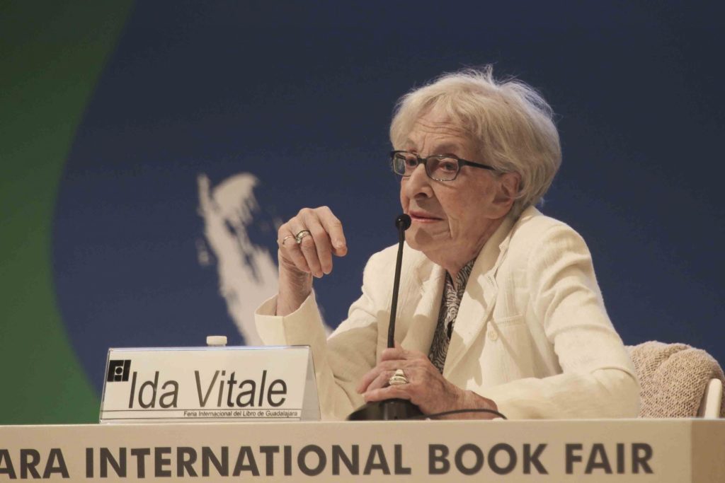 Ida Vitale en el campo minado de la poesía reúne a más de mil jóvenes en la FIL Guadalajara