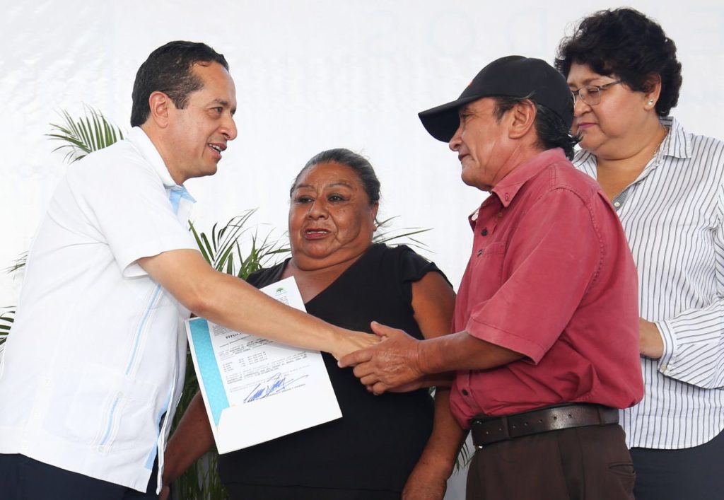 Entrega el gobernador Carlos Joaquín 720 títulos de propiedad que brindan certeza jurídica a familias quintanarroenses