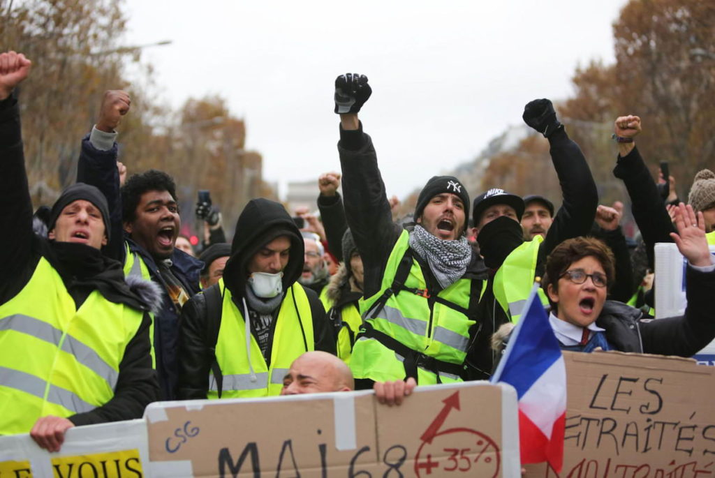 Obligan chalecos amarillos a Macron suspender alza en el precio de combustibles en Francia