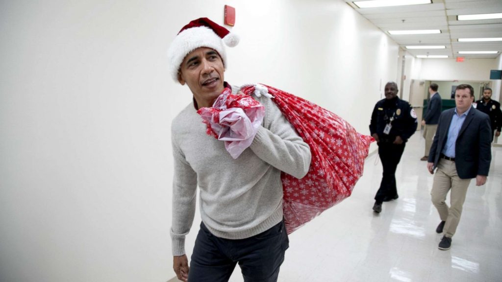 Barack Obama se viste de Santa y lleva regalos a niños y niñas en Hospital