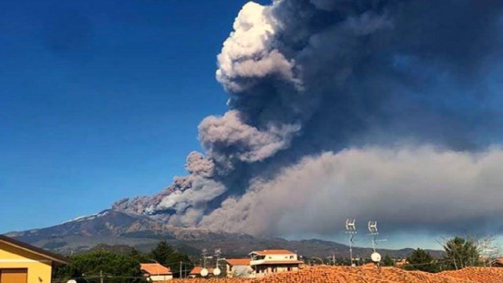 El volcán Etna en Italia hace erupción y provoca cierre de aeropuerto