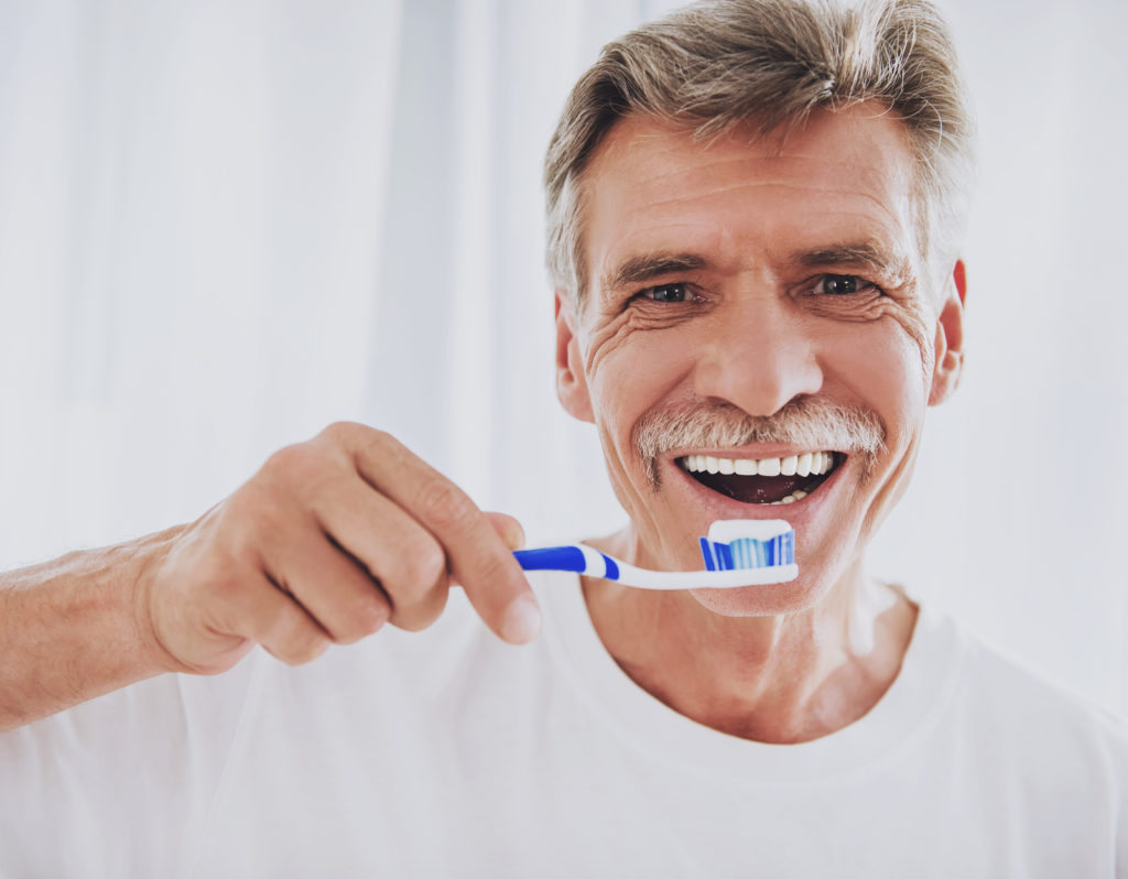 Cepillarte los dientes previene la disfunción eréctil, revela un estudio