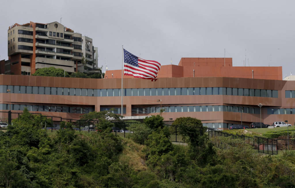 Retira Estados Unidos su personal `no esencial´de la embajada en Venezuela