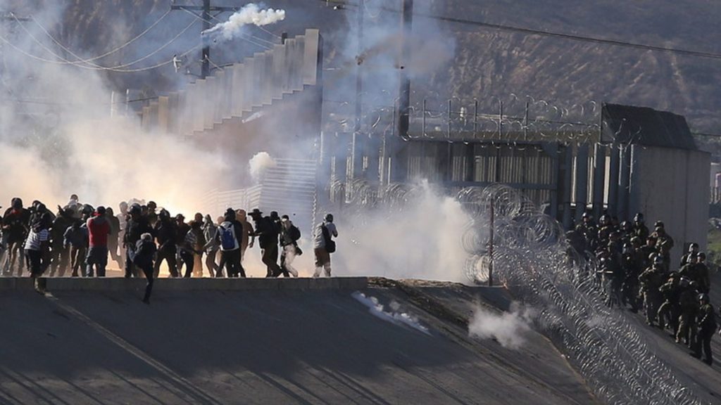 Estados Unidos repele con gases lacrimógenos a migrantes en la frontera con México