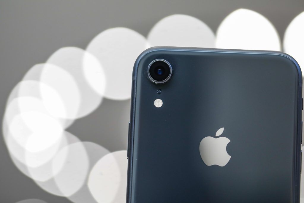 Reporta Apple pérdidas en sus ingresos por bajas ventas de iPhone