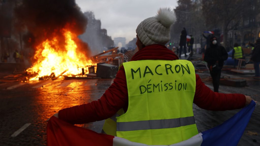 Condena Macron la extrema violencia de las protestas de los chalecos amarillos