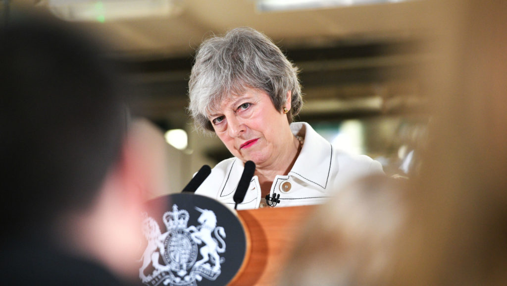 Ordena Parlamento a Theresa May renegociar el Brexit con la Unión Europea