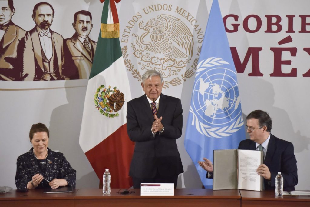 Obrador firma convenio con la ONU para asesoría en licitaciones y obras como el Tren Maya