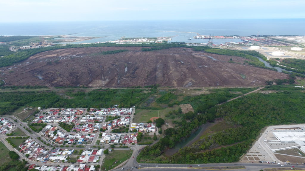 Dentro del terreno de la refinería de Dos Bocas existe una laguna artificial ¡De aguas negras!