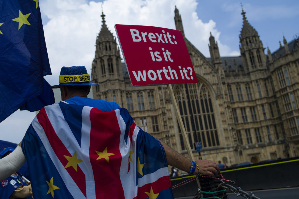 Frena Parlamento Británico tercer intento para votar acuerdo Brexit
