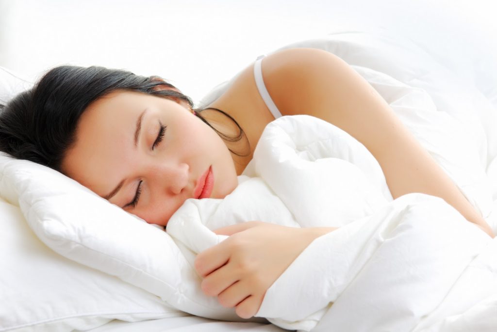 Dormir más el fin de semana para compensar no te hará recuperar el sueño perdido