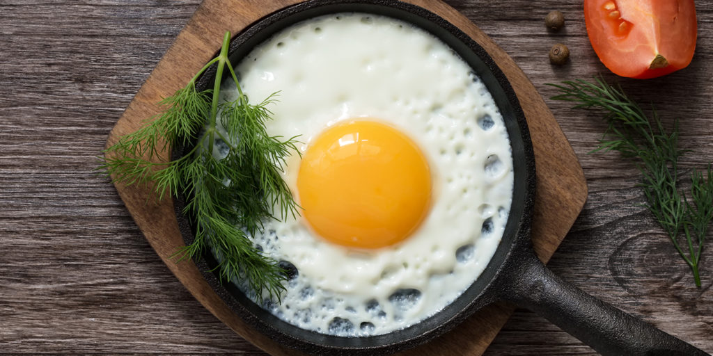 Comer dos huevos diarios aumentaría riesgo de enfermedades cardíacas