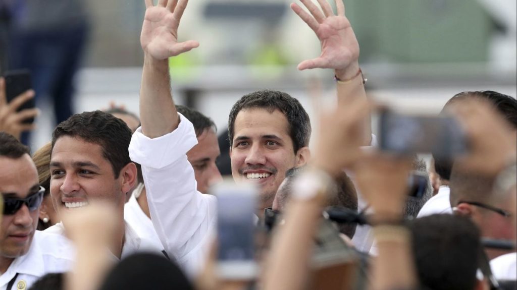 Regresa a Venezuela Juan Guaidó y convoca a marchas este lunes y martes