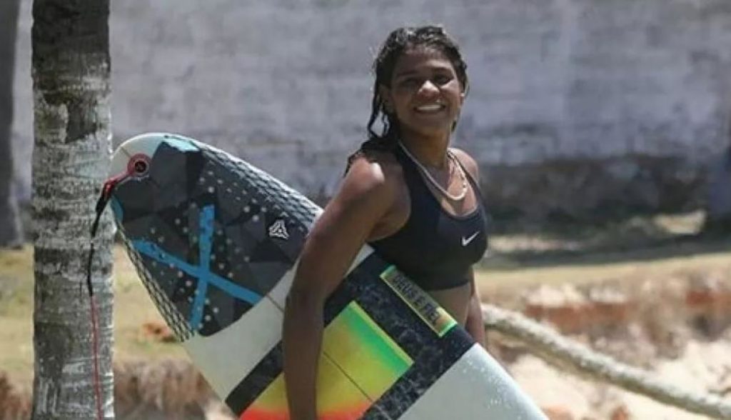 Surfeaba y la alcanzo un rayo, muere Luzimara Souza campeona brasileña de surf