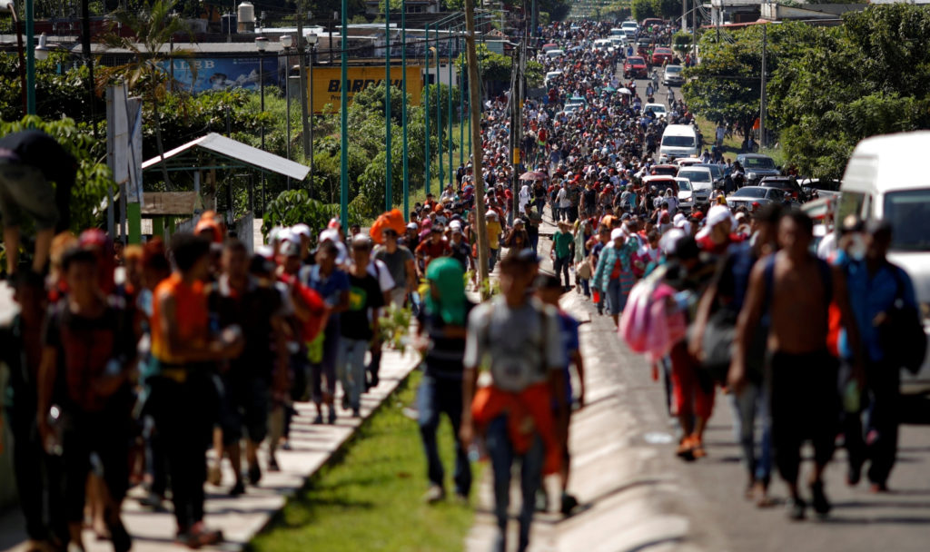 Migrantes cubanos viajan en caravana por México rumbo a Estados Unidos