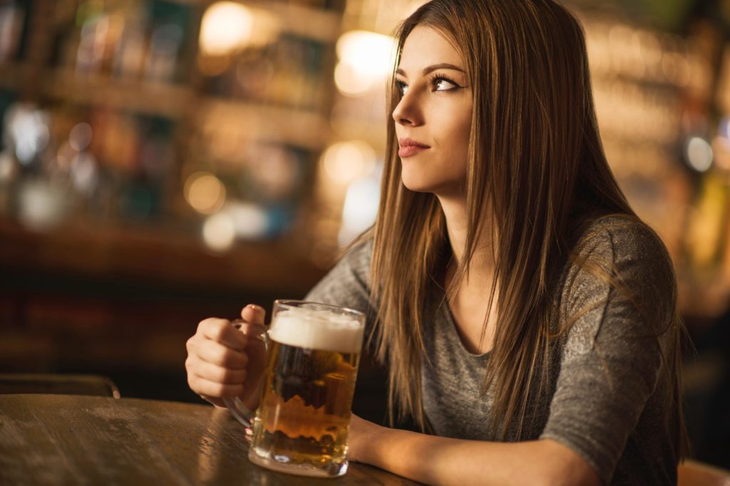 Revela un estudio que las mujeres que toman cerveza ¡Son más fieles!