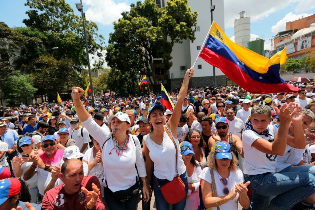 Venezuela dividida en manifestaciones y aún continúa el apagón
