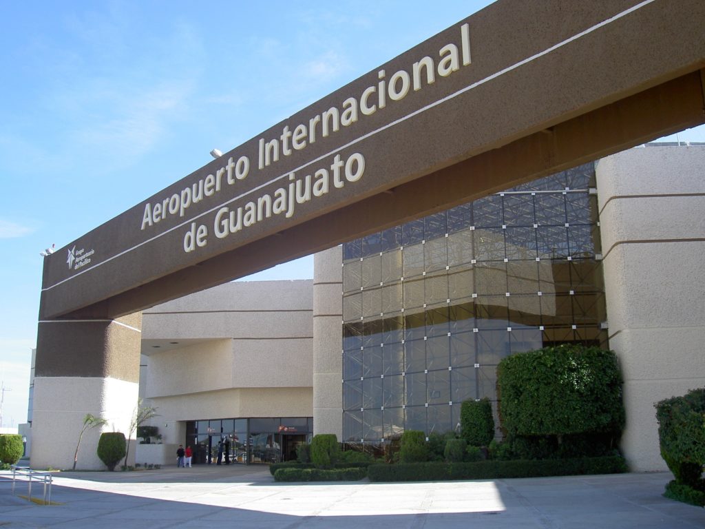 ¡De película! Rompen malla y roban 20 mdp en aeropuerto de Guanajuato