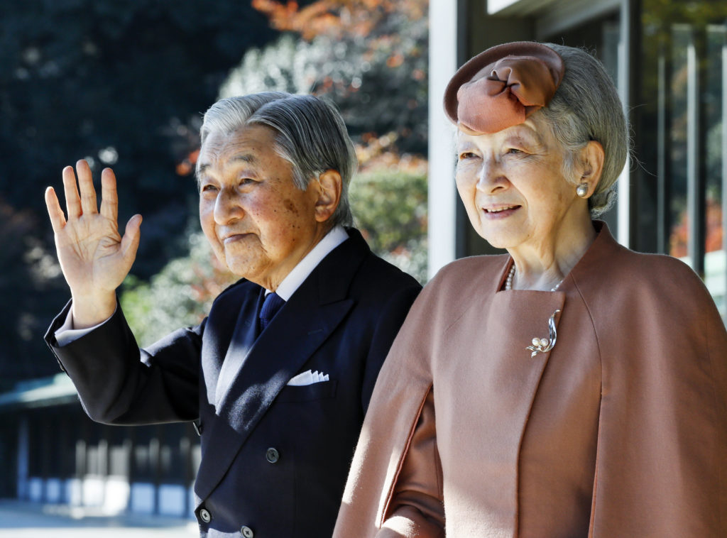Akihito renuncia, es primer emperador japonés en abdicar en 200 años