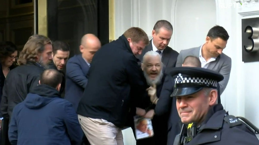 ¡Detenido Julian Assange! Policía británica arresta al fundador de WikiLeaks