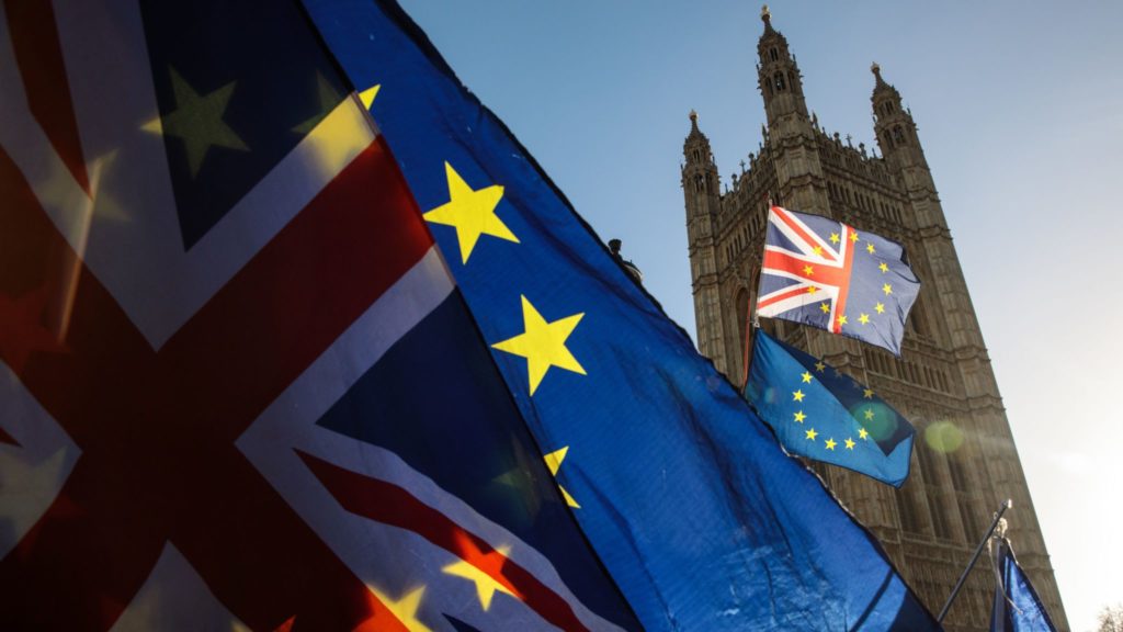Parlamento obliga a Theresa May a pedir prórroga, no habrá Brexit sin acuerdo
