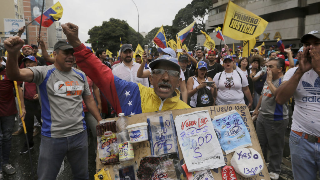 Venezuela hundida en racionamientos de luz, escasez de agua y cacerolazos