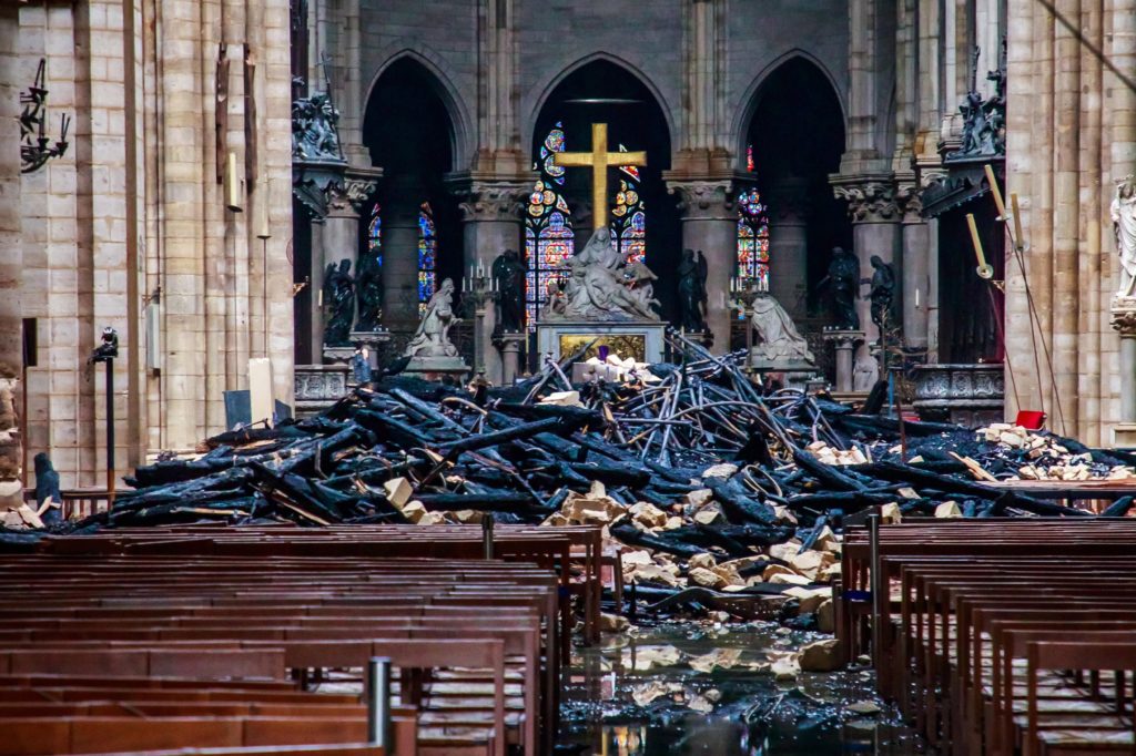 Un cortocircuito, la causa más probable del incendio en Notre Dame