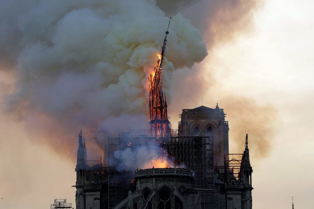 Se derrumba la torre principal de la Catedral de Notre Dame tras incendio