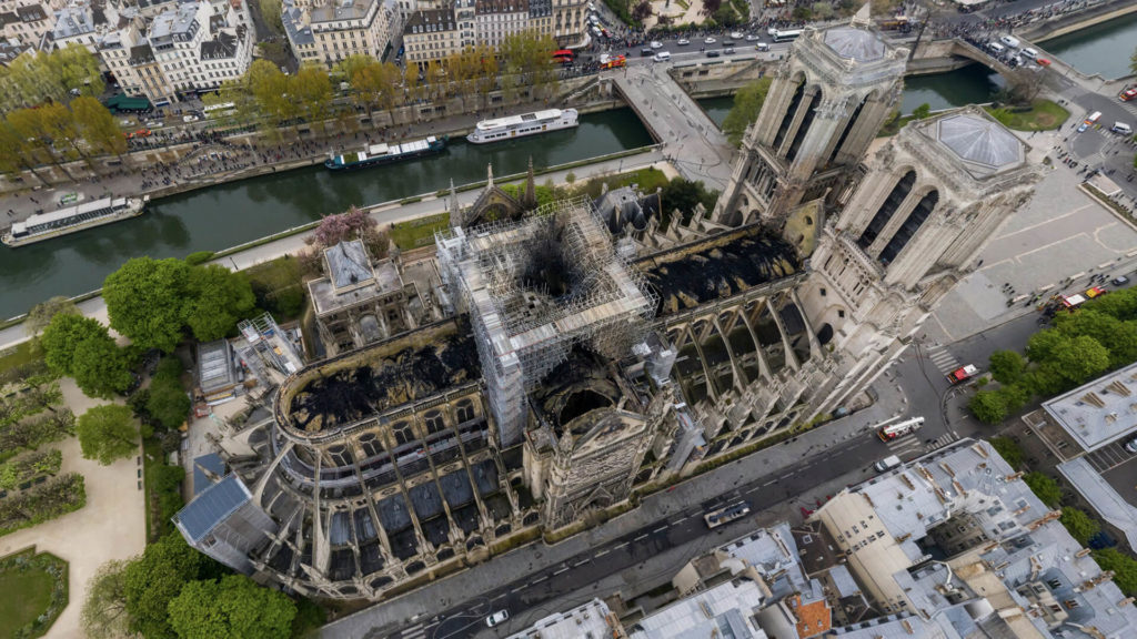 Obreros fumaban durante la remodelación de Notre Dame, violaron prohibición