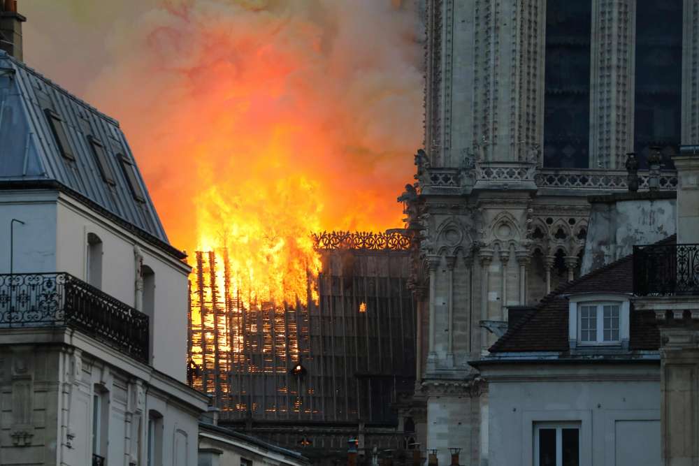 Mientras sigue ardiendo la Catedral de Notre Dame… los parisinos rezan