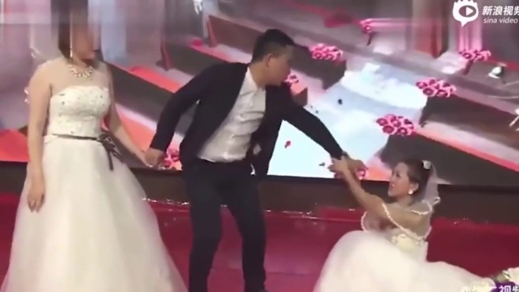 ¡Sopas! Llega vestida de novia a la boda de su ex novio… pidiéndole perdón (video)