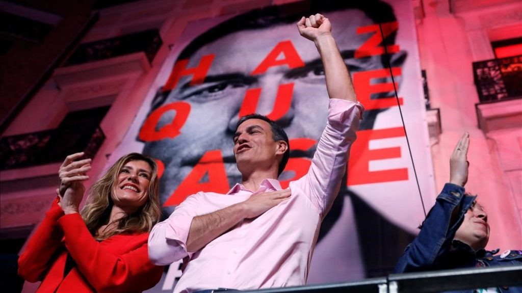 Pedro Sánchez y PSOE ganan elecciones en España pero necesitarán pacto para gobernar