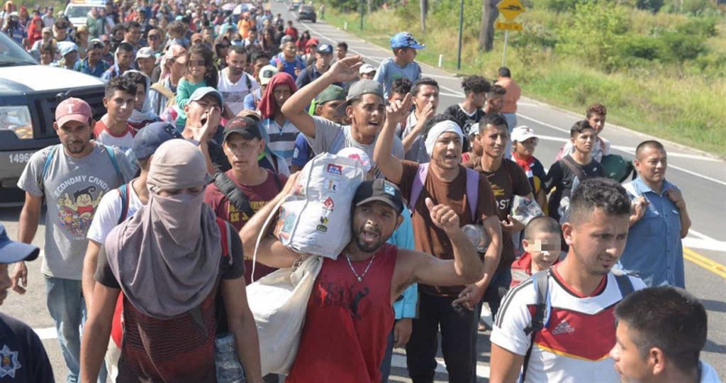 350 migrantes ingresan con actitud agresiva y por la fuerza a México desde Guatemala