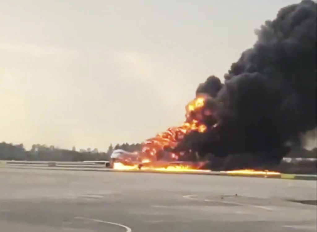 Avión ruso se incendia en pleno vuelo, aterriza pero hay 41 muertos (Video)