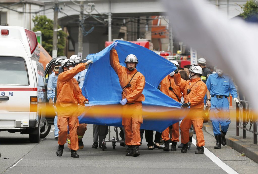 Atacan a niñas que esperaban autobús escolar, tres muertos y más de 15 heridos en Japón