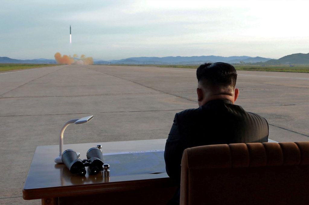 Reta Corea del Norte a Estados Unidos y realiza pruebas de misiles
