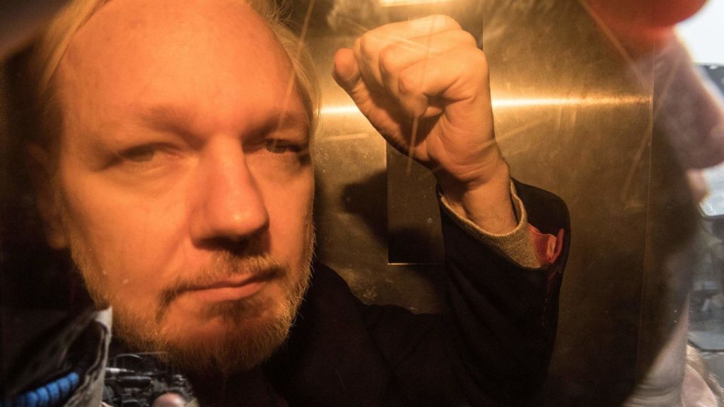 Sentencian a Julian Assange, el fundador de WikiLeaks a 50 semanas de cárcel