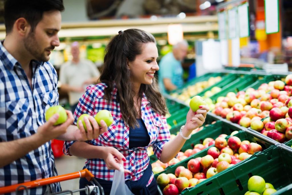 Estas vitaminas y alimentos te ayudarán a evitar las canas