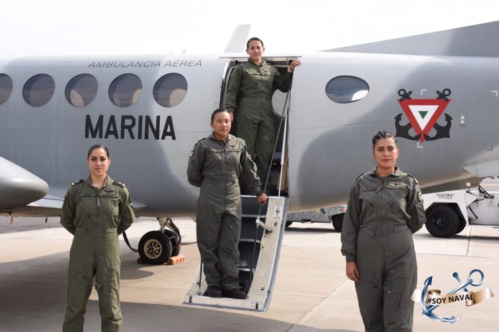 Marina presenta la primera tripulación aérea solo de mujeres