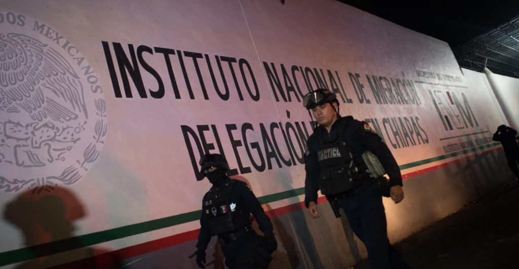 Empiezan acciones, cien policías toman control de Estación Migratoria en Tapachula