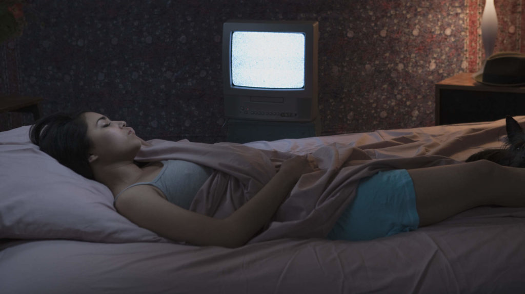 ¿Dejas prendida la luz o la TV antes de dormir? Cuidado podrías subir de peso