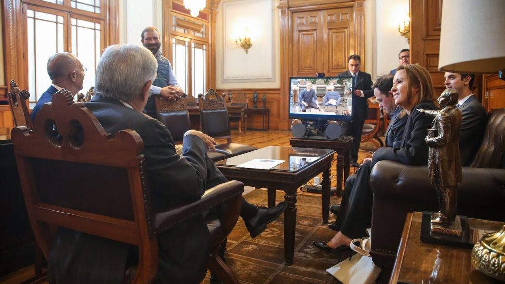 Obrador invita a Mark Zuckerberg a invertir y llevar Internet a zonas marginadas